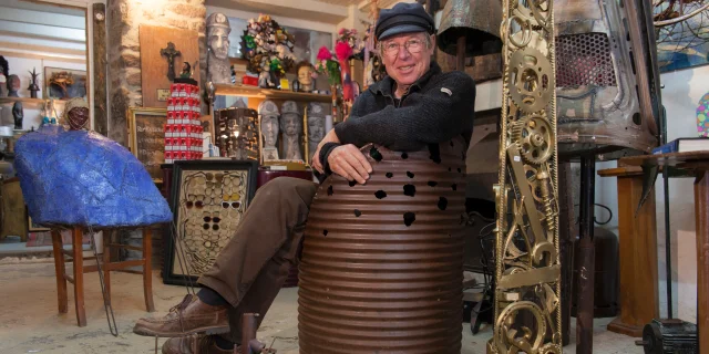 DER BAZAR VON FABIEN LEFEBVRE SCUPLTEUR RUE DES JUIFS. GRANVILLE, NORMANDIE, FRANKREICH. OKTOBER 2016.