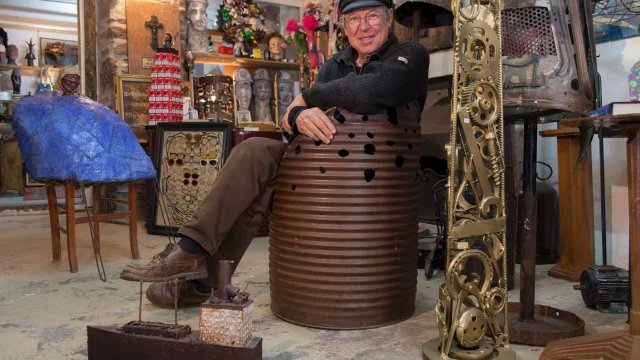 LE BAZAR DE FABIEN LEFEBVRE SCUPLTEUR RUE DES JUIFS. GRANVILLE, NORMANDY, FRANCE. OCTOBER 2016.