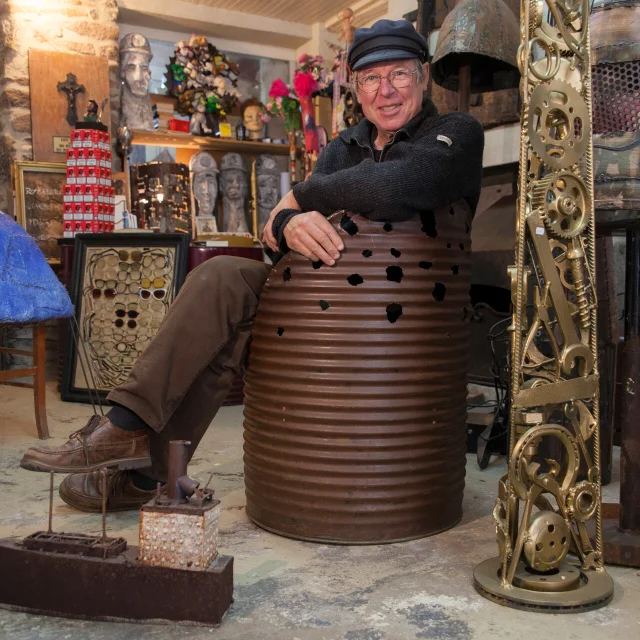 LE BAZAR DE FABIEN LEFEBVRE SCUPLTEUR RUE DES JUIFS. GRANVILLE, NORMANDIE, FRANCE. OCTOBRE 2016.