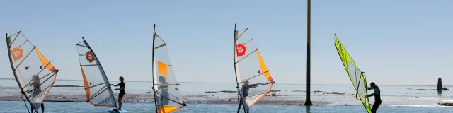 Séance de planches à voile sur le bassin de la base de nautique de Granville