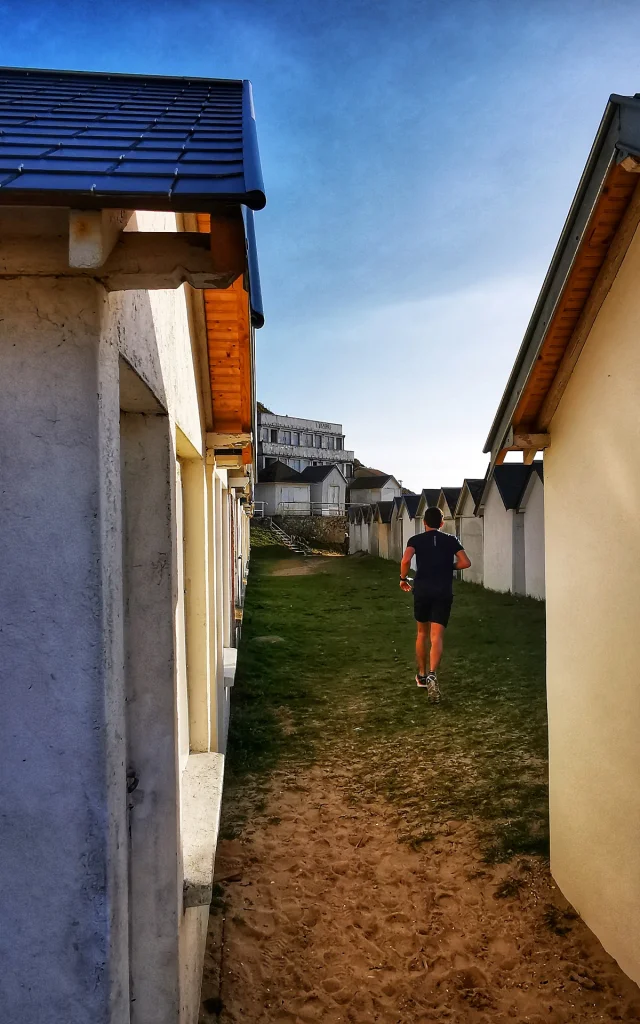 Un Runner Entre Les Cabines De Plage Estelle Cohier