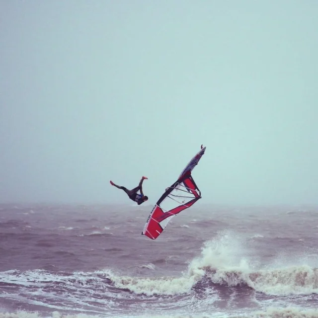 Gaël fait des acrobaties en planche à voile