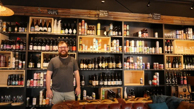 François-Xavier dans sa boutique de bières