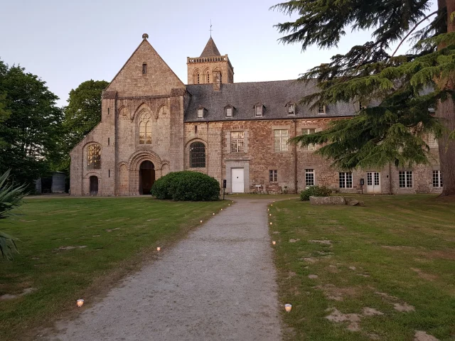 L'Abbaye de La Lucerne à la tombée de la nuit