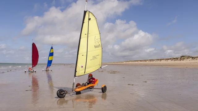 Initiation au char à voile sur la plage de Saint-Martin-de-Bréhal