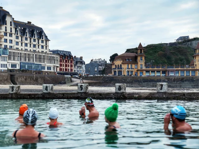 Bain de mer en hiver au Plat-Gousset à Granville