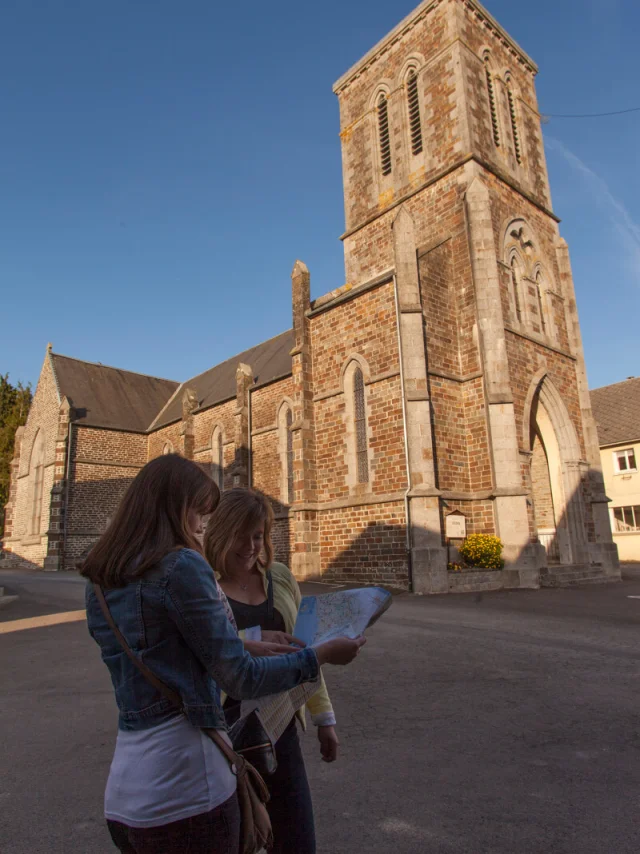 LE VILLAGE DE BEAUCHAMPS ET SON ÉGLISE. BEAUCHAMPS, NORMANDIE, FRANCE. OCTOBRE 2016.