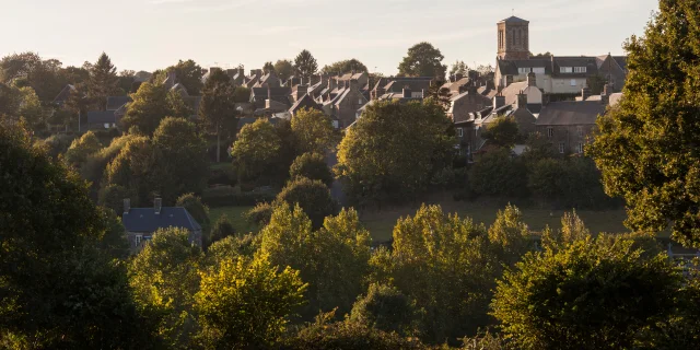 LE VILLAGE DE BEAUCHAMPS ET SON ÉGLISE. BEAUCHAMPS, NORMANDIE, FRANCE. OCTOBRE 2016.